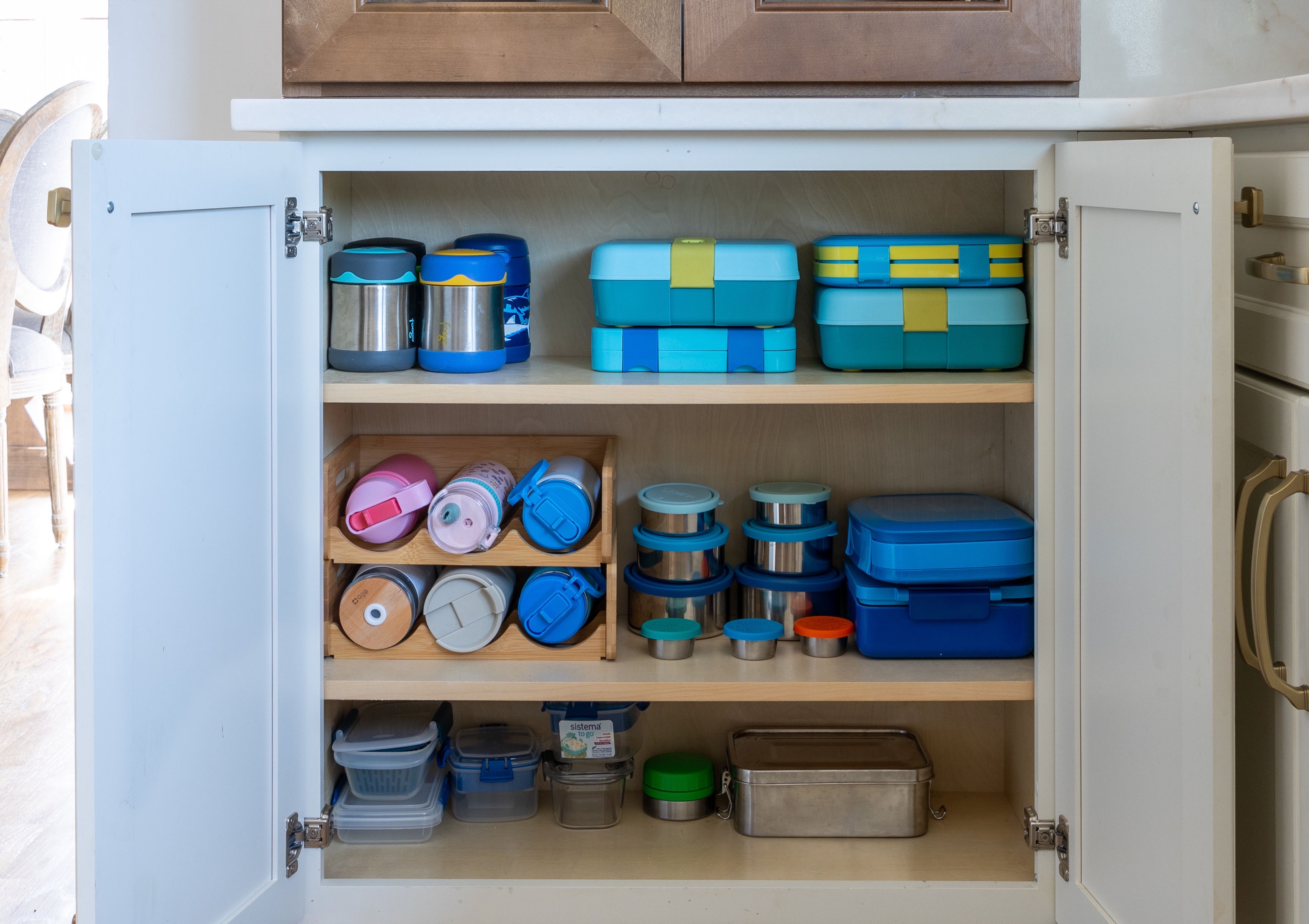 Armario de cocina organizado con recipientes y botellas reutilizables